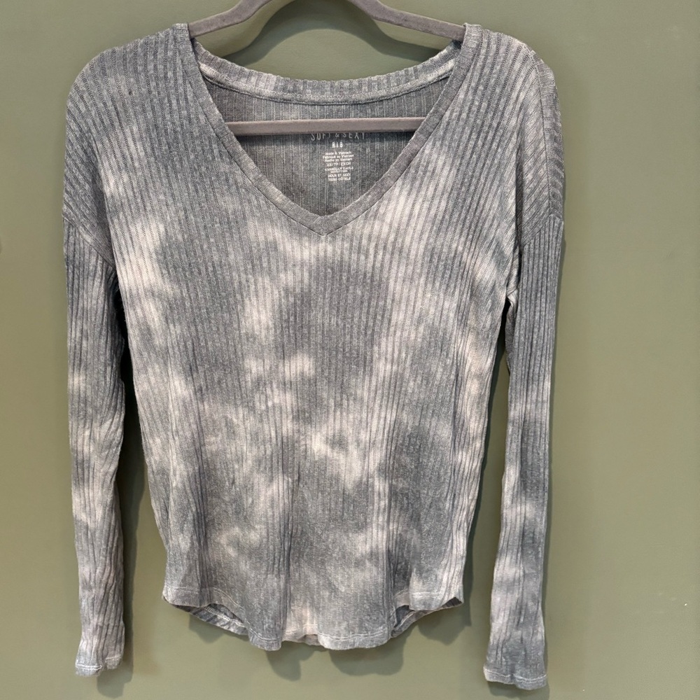 American Eagle Women’s Gray Tie-Dye Ribbed V-Neck Top